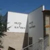 Fachada branca do Museu e Auditório com sinalética, integrado em complexo histórico com torre de alvenaria.