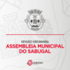 Brasão do município de Sabugal acima do texto Sessão Ordinária Assembleia Municipal do Sabugal em fundo com mapa e logo do município.