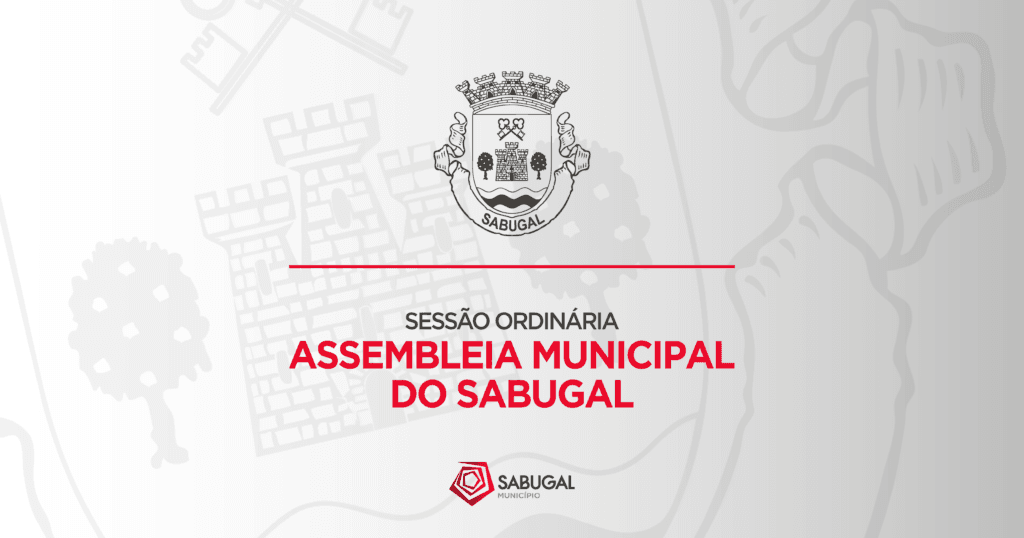 Brasão do município de Sabugal acima do texto Sessão Ordinária Assembleia Municipal do Sabugal em fundo com mapa e logo do município.